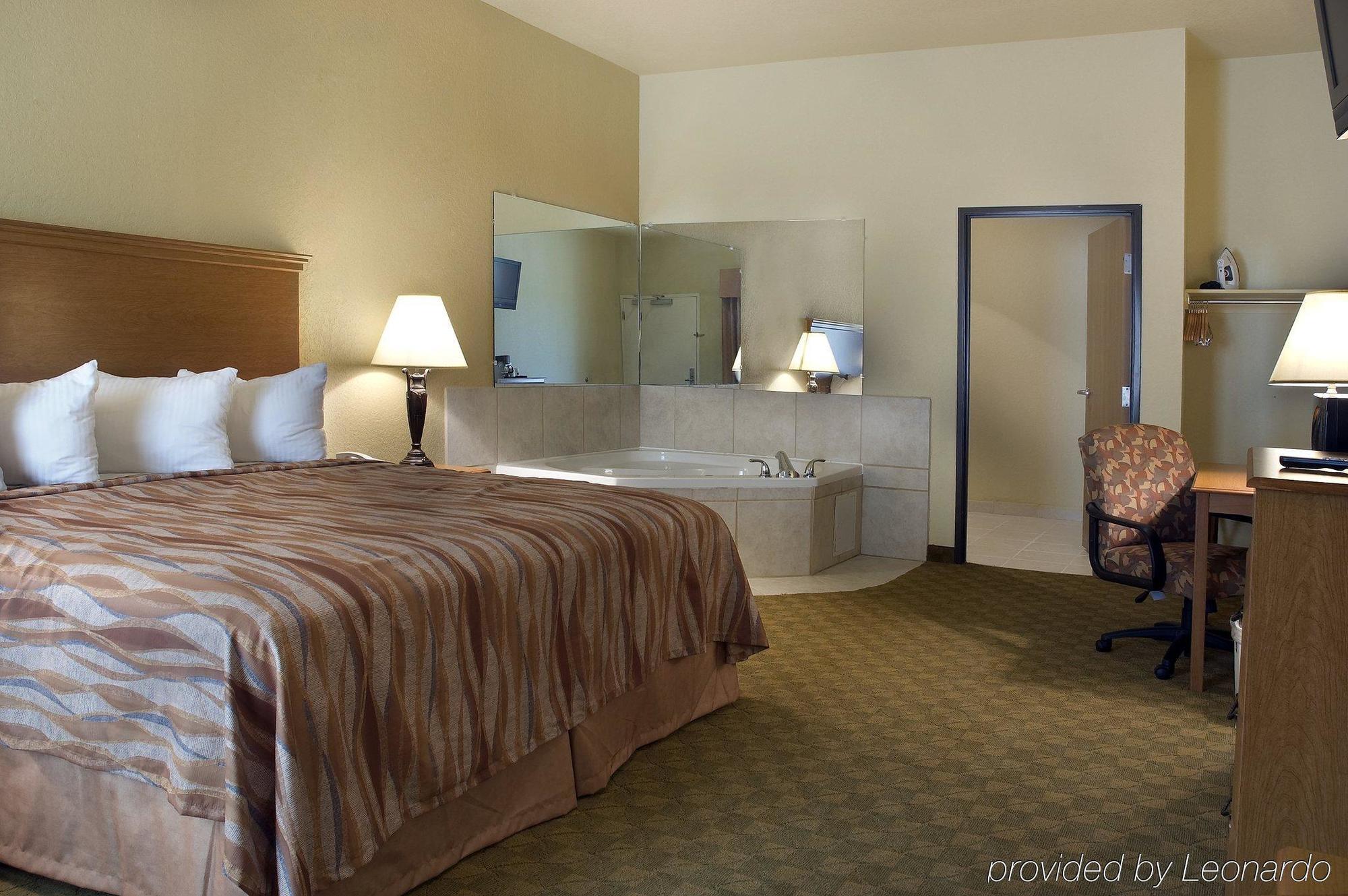 Pearsall Inn And Suites Quarto foto