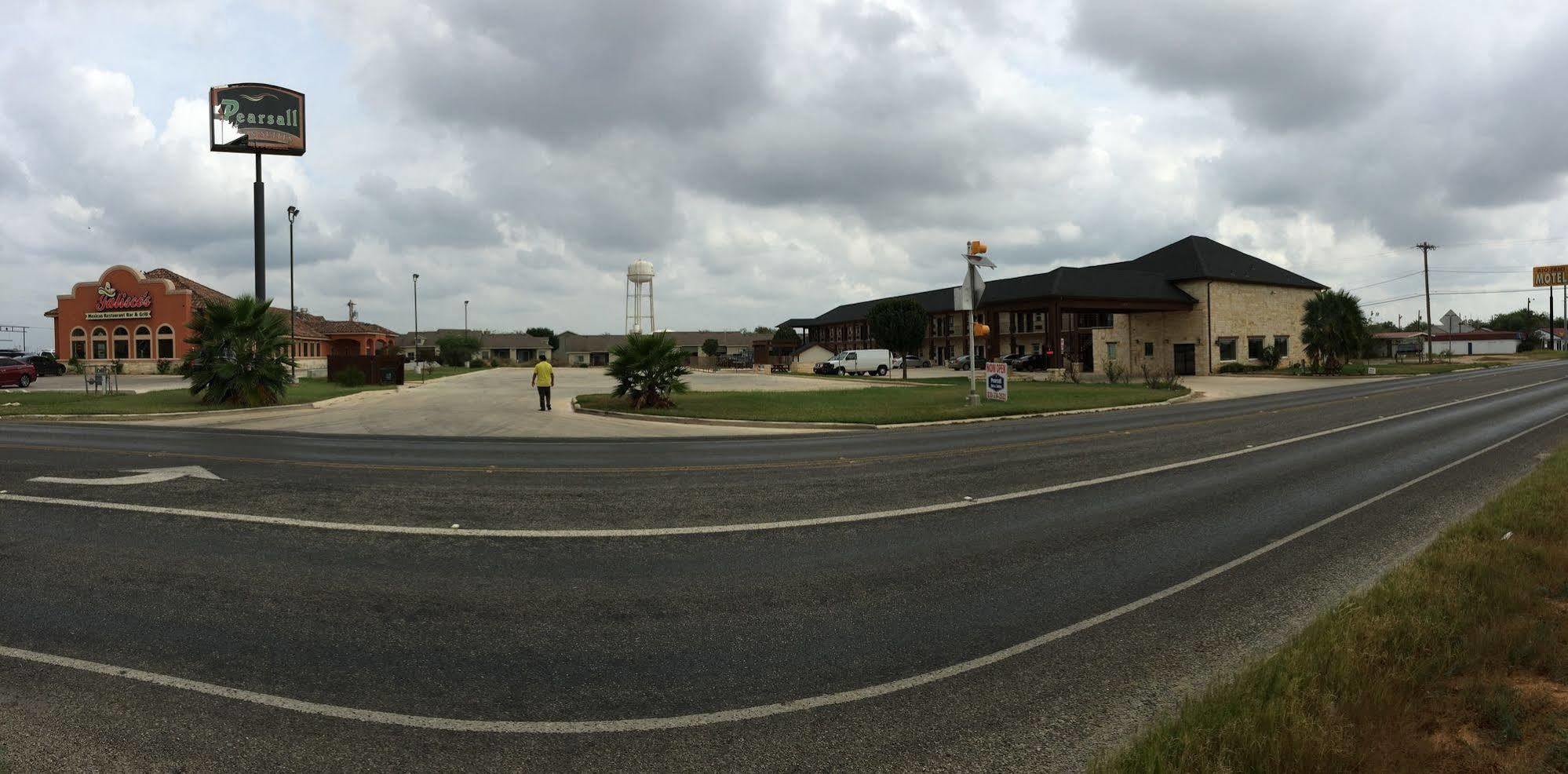 Pearsall Inn And Suites Exterior foto